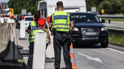 Seit fast zwei Jahren gibt es auf Anweisung der Bundesregierung trotz des Schengen-Vertrags wieder stationäre Grenzkontrollen, so wie hier an der A3 bei Elten an der Grenze zu den Niederlanden. (Symbolbild) (Foto: Oliver Berg/dpa)