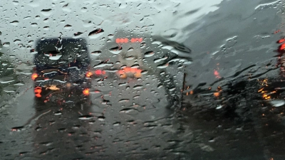 Zu zwei Unfällen nach starkem Regen kam es auf den Autobahnen im Landkreis Ansbach. (Symbolbild: picture alliance / dpa)