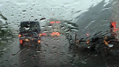Auf der regennassen A7 passierten kurz hintereinander mehrere Unfälle. (Symbolbild) (Foto: picture alliance / dpa)