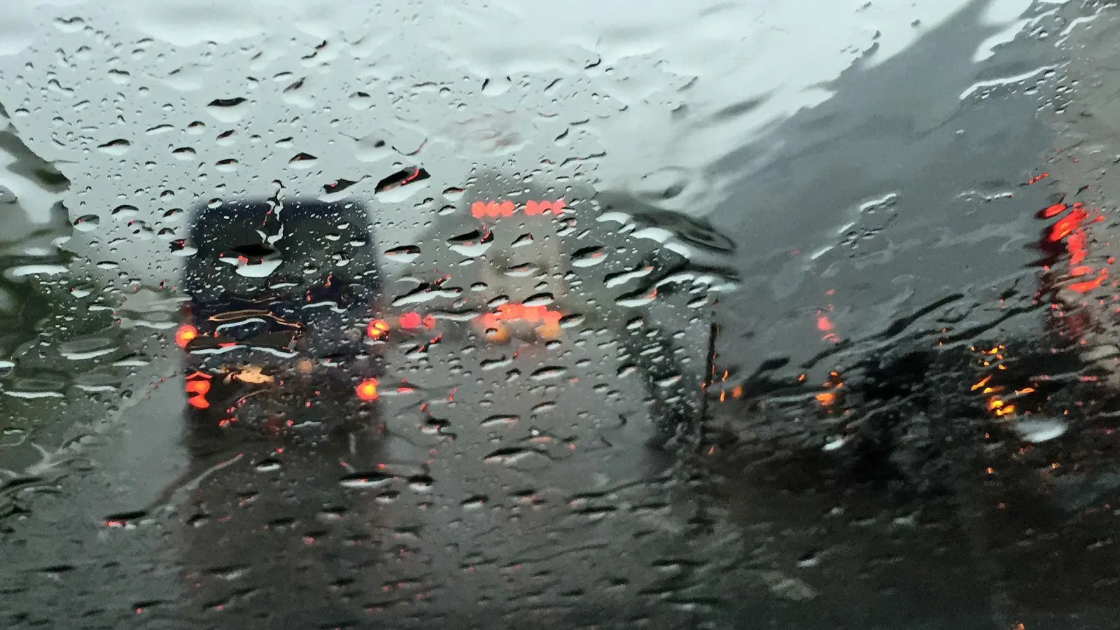 Auf der regennassen A7 passierten kurz hintereinander mehrere Unfälle. (Symbolbild) (Foto: picture alliance / dpa)