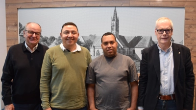 Wurden von Otto Kupfer (links) und Dr. Jürgen Pfeiffer (rechts) mit großer Anerkennung für ihren selbstlosen Einsatz bedacht: Julio Cesar Maldonado Bolivar (Zweiter von links) und Vincente Creagh Torres. (Foto: Florian Schwab)