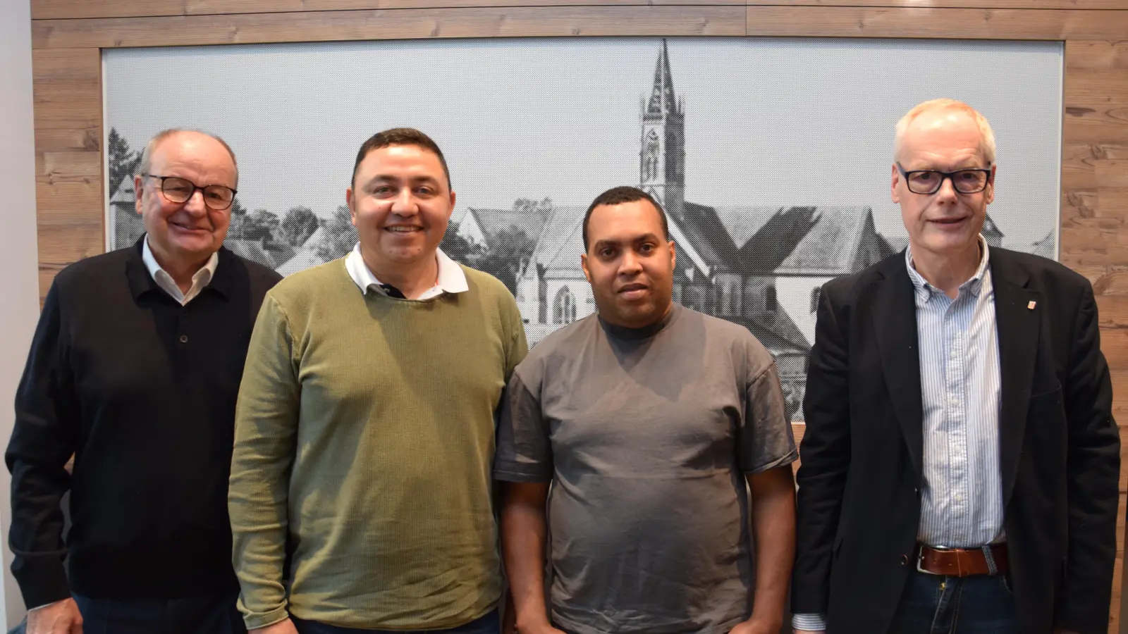 Wurden von Otto Kupfer (links) und Dr. Jürgen Pfeiffer (rechts) mit großer Anerkennung für ihren selbstlosen Einsatz bedacht: Julio Cesar Maldonado Bolivar (Zweiter von links) und Vincente Creagh Torres. (Foto: Florian Schwab)