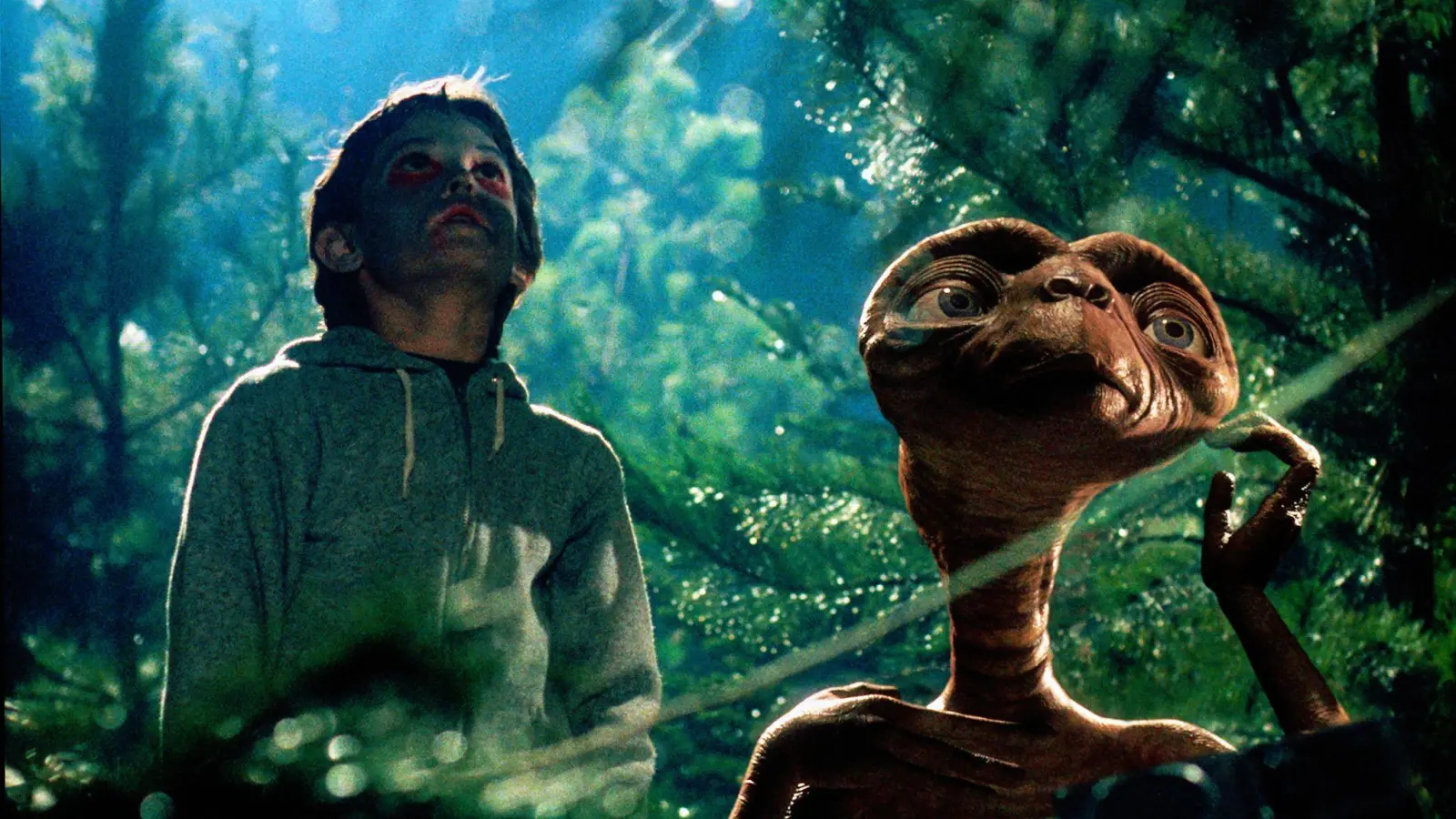 E.T. hofft mit seinem irdischen Freund Elliott (Henry Thomas), dass seine Leute ihn wieder von der Erde abholen. (Foto: Bruce McBroom/ZDF/dpa)