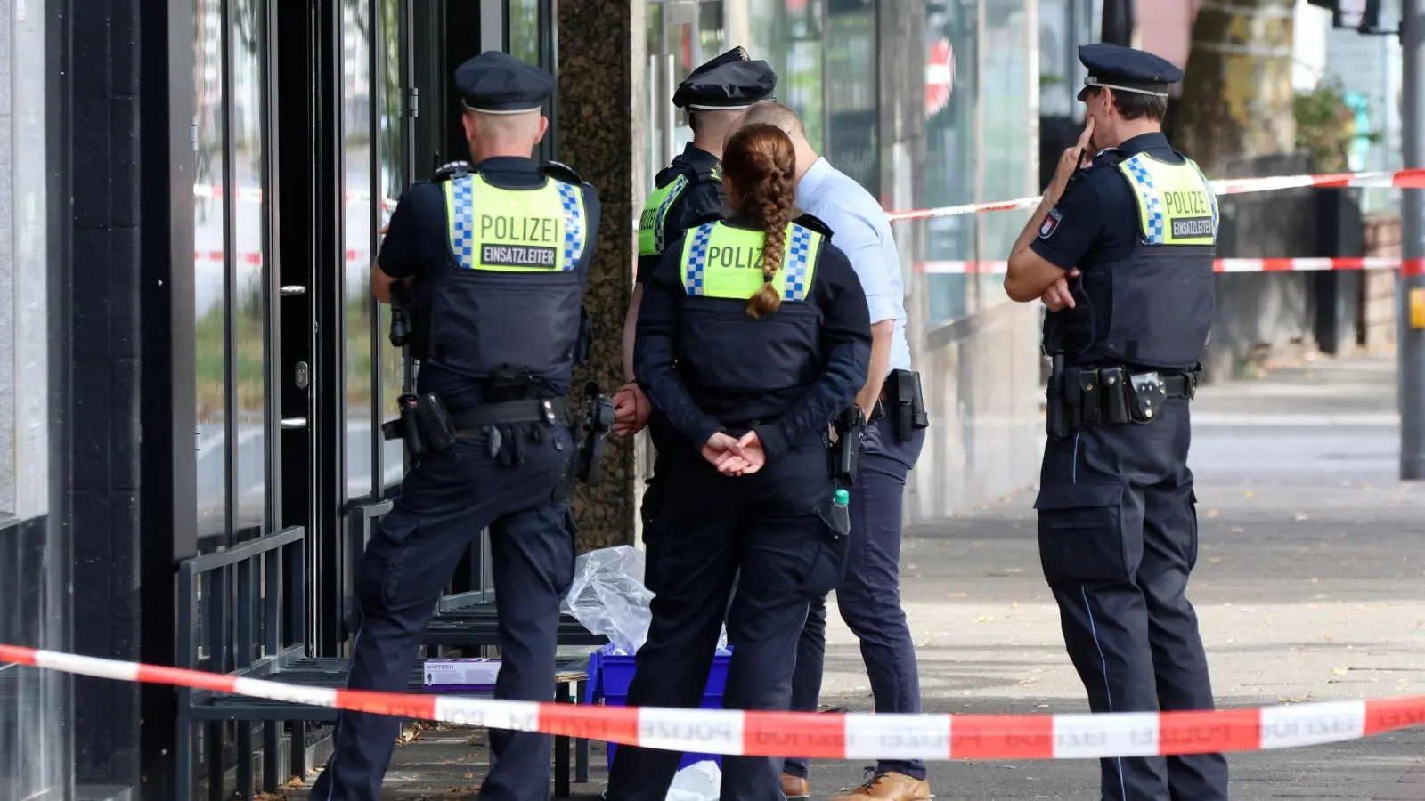 Die Polizei geht von einem Gewaltverbrechen aus.  (Foto: Bodo Marks/dpa)