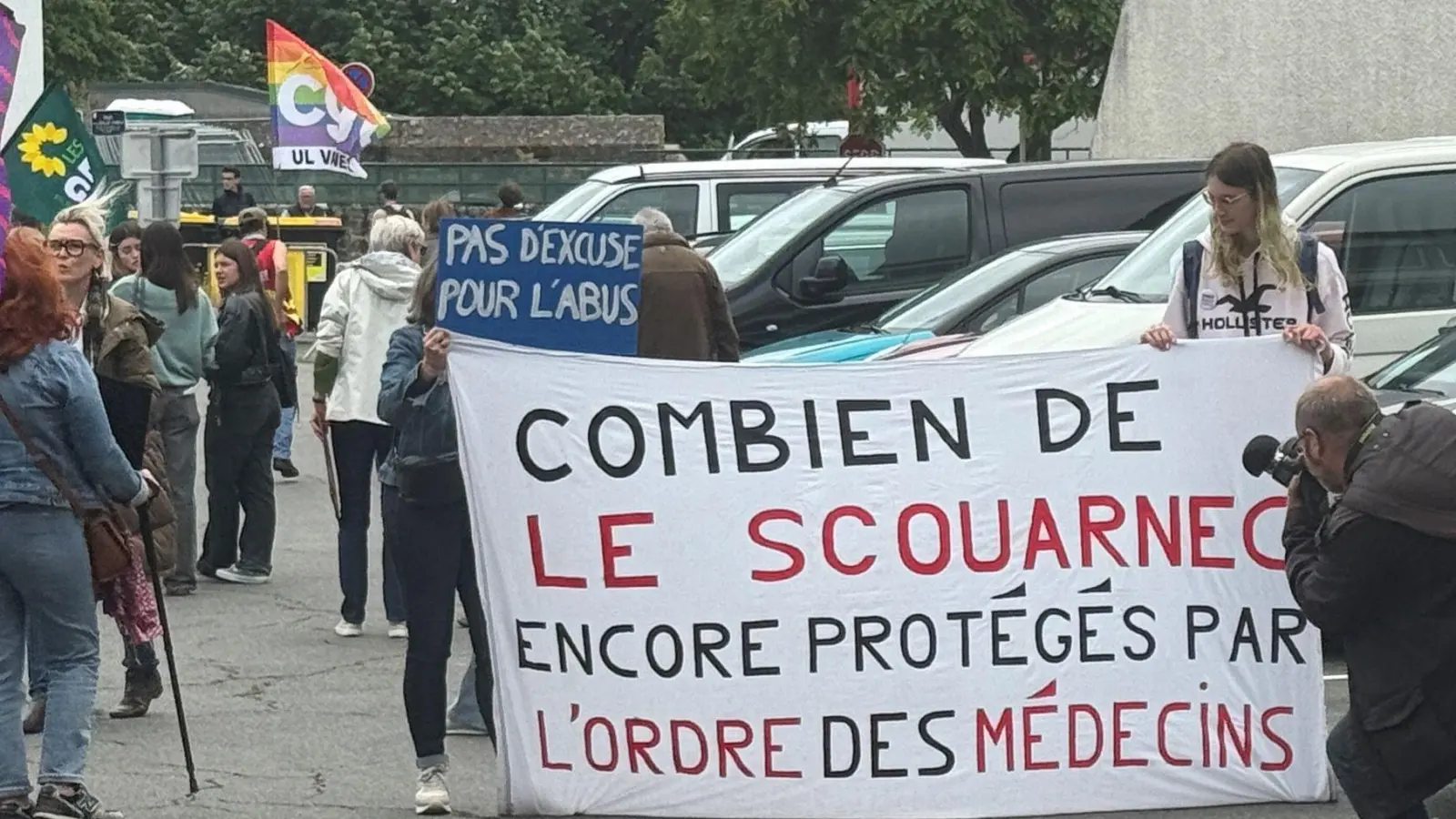 Opfervertreter demonstrierten vor dem Gericht und forderten mehr Schutz von Kindern vor Sexualstraftaten. (Foto: Michael Evers/dpa)