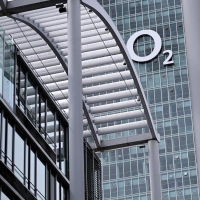Das Logo bleibt zwar groß hängen an der Münchner Deutschlandzentrale, die Gesamtzahl der Belegschaft wird aber kleiner. (Archivbild) (Foto: Sven Hoppe/dpa)