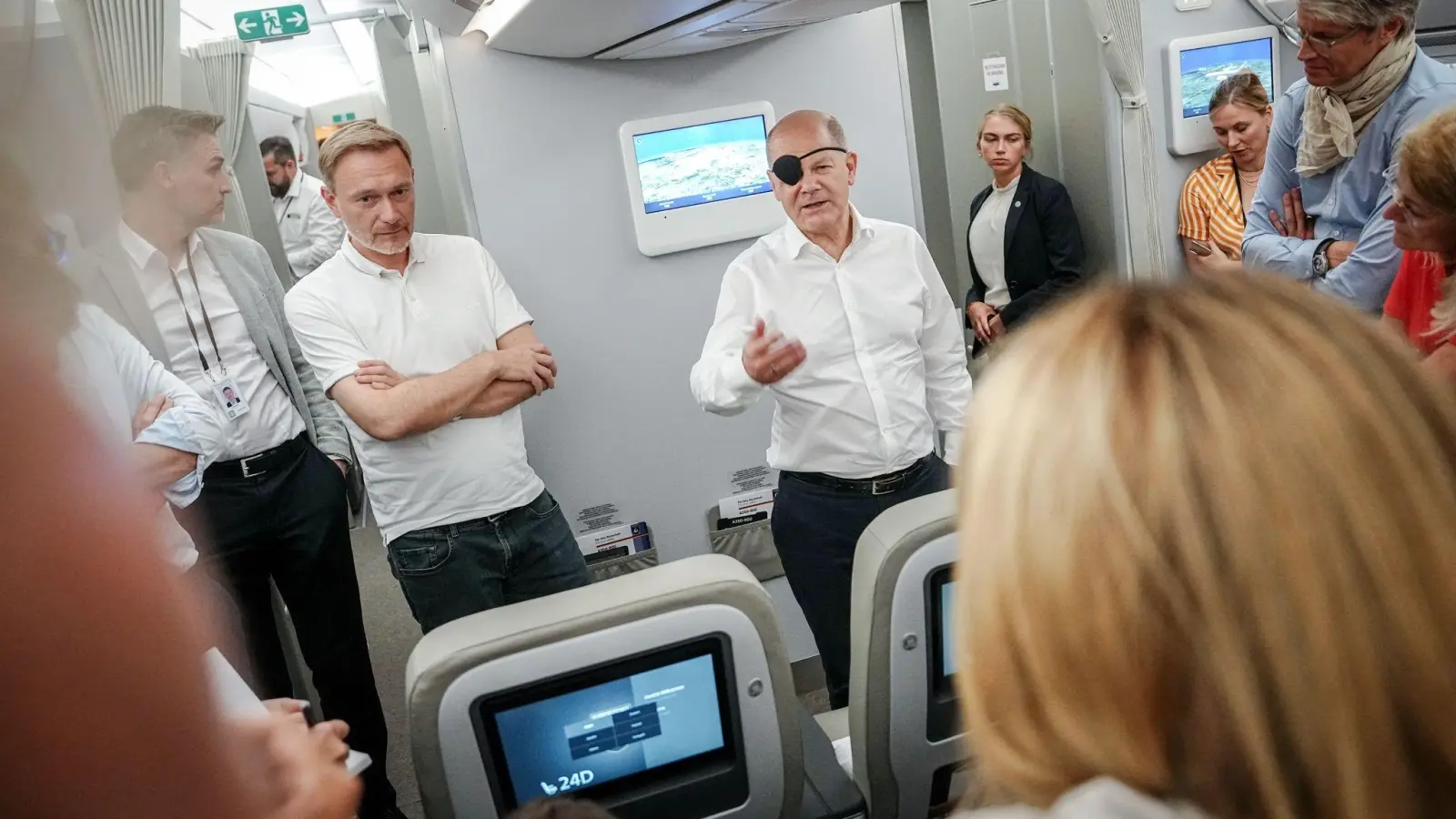 Bundeskanzler Olaf Scholz (r, SPD) und Finanzminister Christian Lindner (FDP) sprechen auf dem Flug nach Neu Dehli mit Journalisten. (Foto: Kay Nietfeld/dpa)
