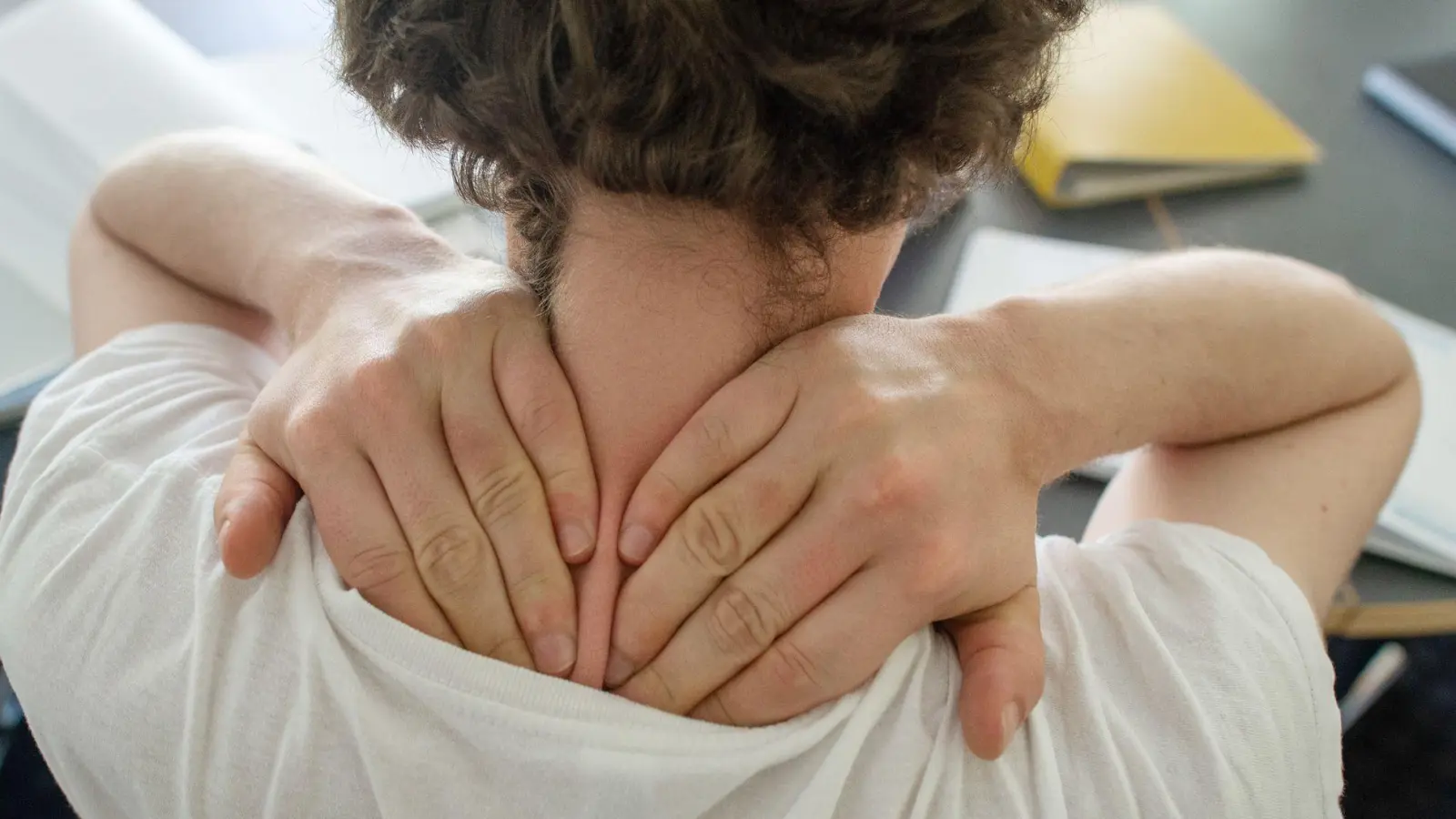 Eine kleine Massage für den Nacken? Gern. Ein sanftes Kneten regt nämlich die Durchblutung an und kann somit dabei helfen, Verspannungen zu lösen.  (Foto: Klaus-Dietmar Gabbert/dpa-tmn)