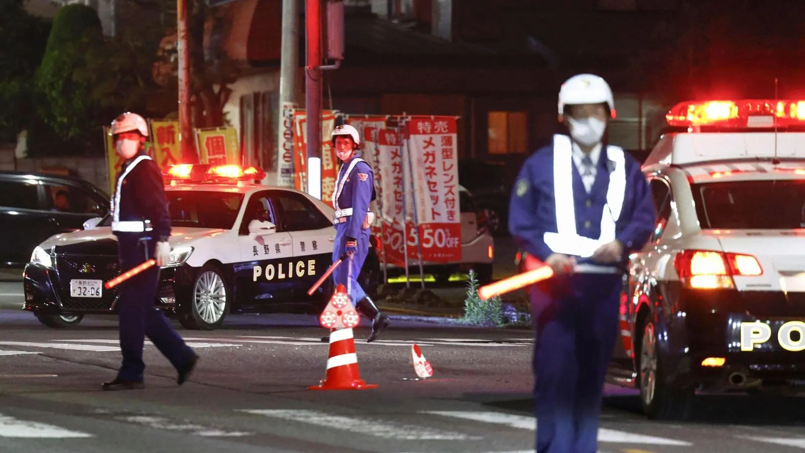 Polizisten in Nakano in der Nähe eines Gebäudes, in dem sich der Täter Mann verschanzt hat. (Foto: Takuto Kaneko/Kyodo News/AP/dpa)