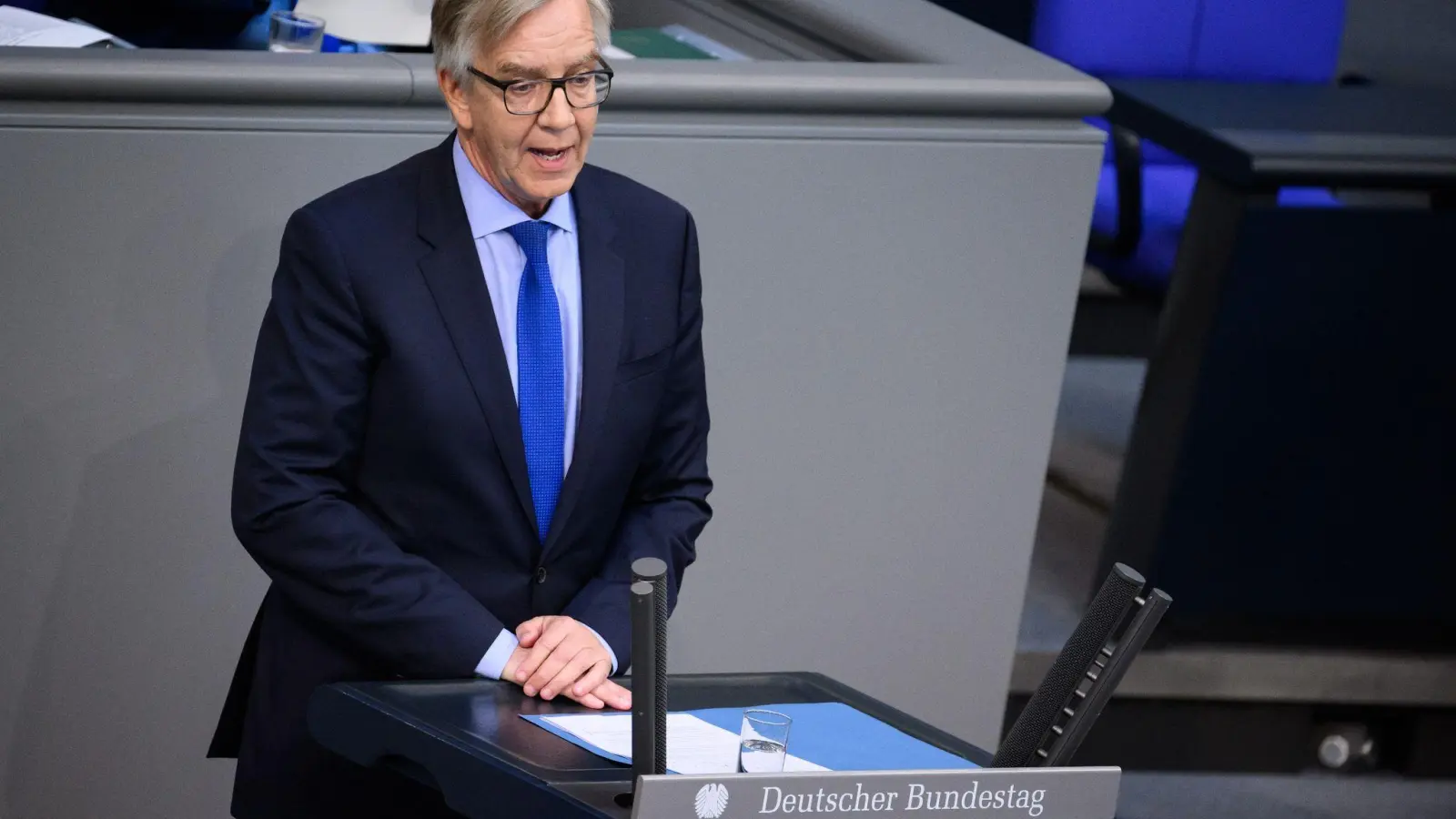 Der Linken-Vorsitzende Dietmar Bartsch macht seinem Ärger über die Ampel-Koalition Luft. (Foto: Bernd von Jutrczenka/dpa)