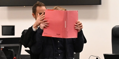 Dr. Philipp Schulz-Merkel, einer der beiden Verteidiger, führte den 19-Jährigen zu seinem Platz. (Foto: Manfred Blendinger)
