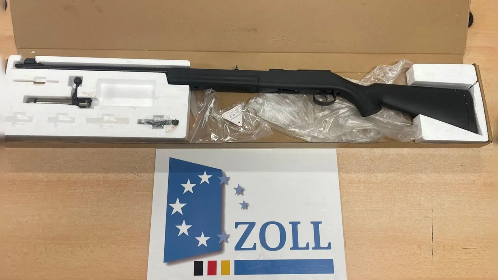 Der Zoll hat das gefundene Gewehr sichergestellt.  (Foto: Hauptzollamt Schweinfurt/dpa)