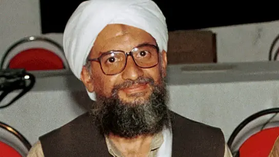 Die Aufnahme aus dem Jahr 1998 zeigt Aiman al-Sawahiri von der Terrororganisation Al-Kaida. Der Anführer des Terrornetzwerks   ist bei einem Drohnen-Einsatz der USA am vergangenen Wochenende in Afghanistan getötet worden. (Foto: Mazhar Ali Khan/AP/dpa)