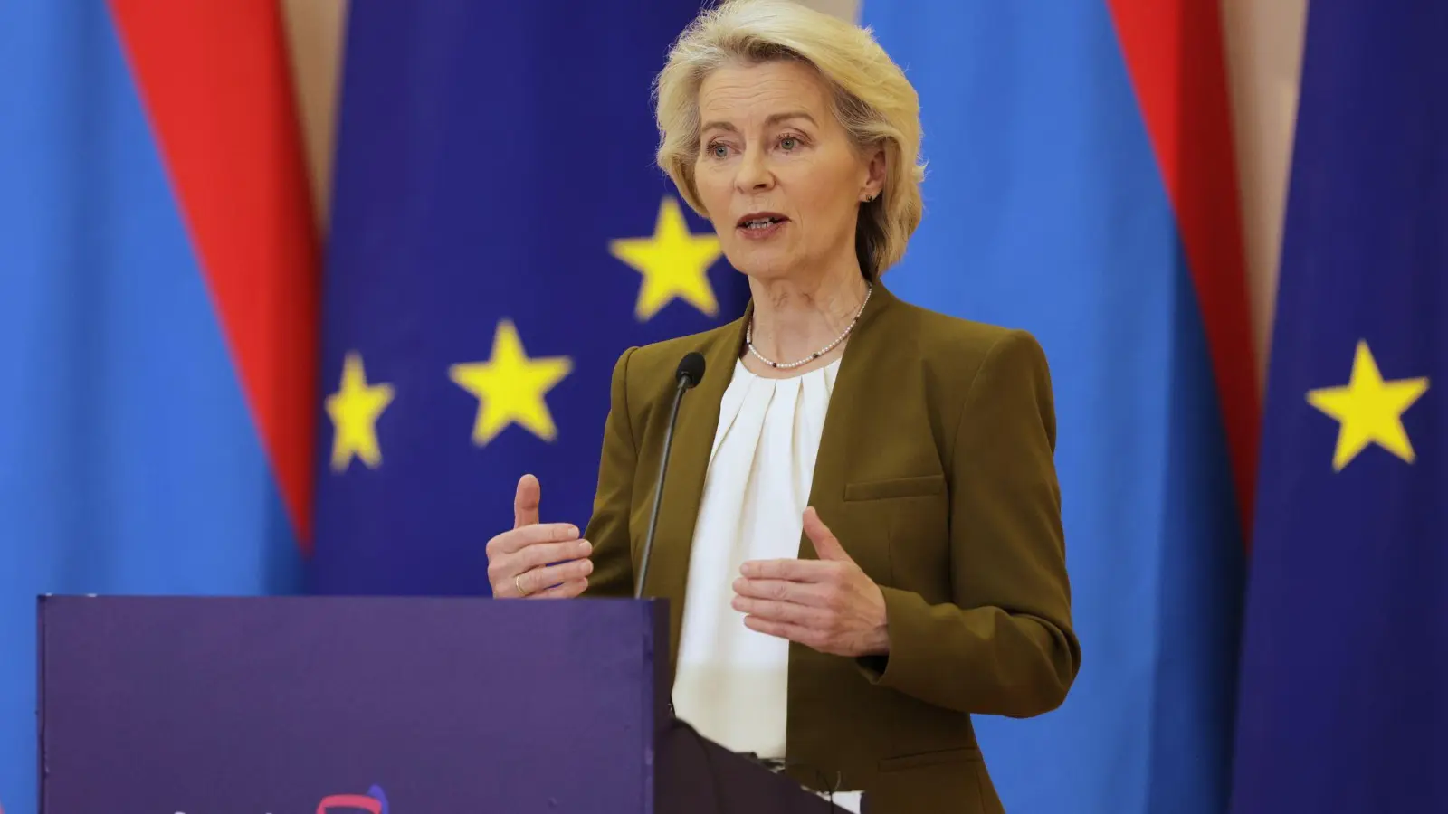 EU-Kommissionspräsidentin Ursula von der Leyen und US-Präsident Donald Trump verständigten sich im Sommer 2025 auf einen Zoll-Deal. (Foto: Anthony Pizzoferrato/AP/dpa)