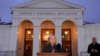 Hillary Clinton tritt nach ihrer Aussage vor einem Ausschuss des US-Kongresses im Zuge der Aufarbeitung des Epstein-Skandals vor die Presse. (Foto: Yuki Iwamura/AP/dpa)