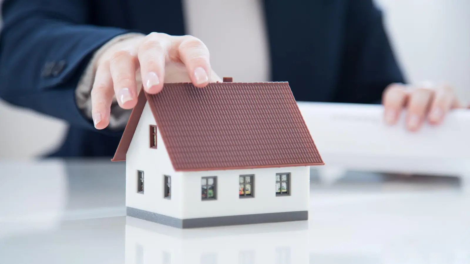 Raten nicht bedient? Wenn Eigentümer sich ihre Immobilienfinanzierung nicht mehr leisten können, kann es dazu kommen, dass die finanzierende Bank das Haus oder die Wohnung zwangsversteigern lässt. (Foto: Christin Klose/dpa-tmn)