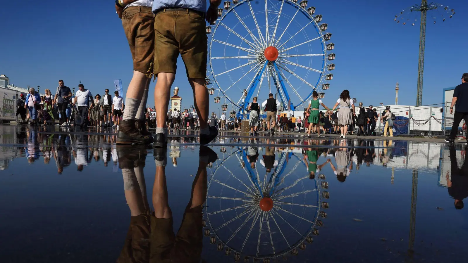 Auftakt zum Oktoberfest: Für einen reibungslosen Ablauf sollten Besucher einige Regeln zu Taschen, mitgebrachten Gegenständen und Tieren auf dem Festgelände beachten. (Foto: Karl-Josef Hildenbrand/dpa/dpa-tmn)