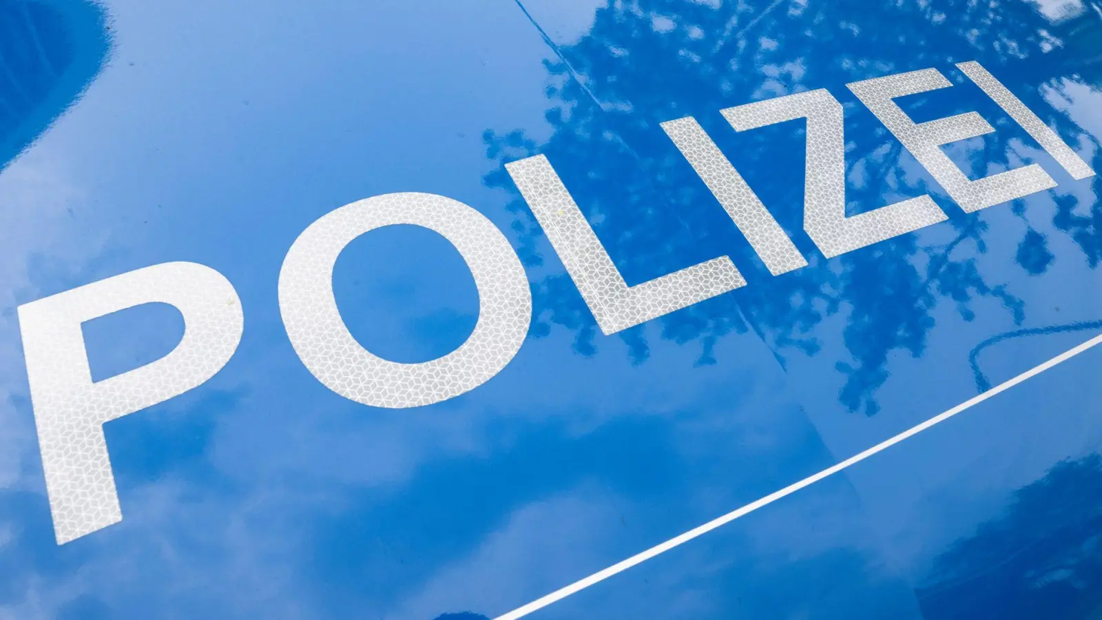 Nach einem Messerangriff in Arnstorf fahndete die Polizei mit Unterstützung aus der Luft nach dem flüchtigen Täter. (Symbolbild) (Foto: Boris Roessler/dpa)