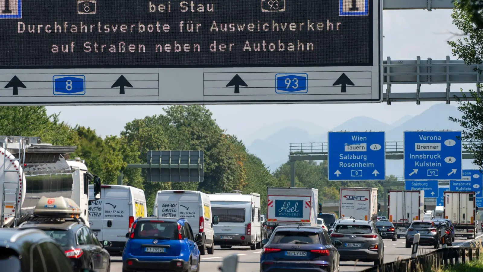 Erstmals war es am Wochenende verboten, bei Stau von Autobahnen im Landkreis Rosenheim abzufahren. Die Polizei wies mehr als 100 Autofahrer zurück, die es dennoch versuchten. (Archivbild) (Foto: Stefan Puchner/dpa)
