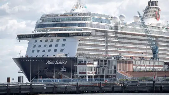 Das Kreuzfahrtschiff „Mein Schiff 3“ im Mai 2020 in Cuxhaven. (Foto: Sina Schuldt/dpa)