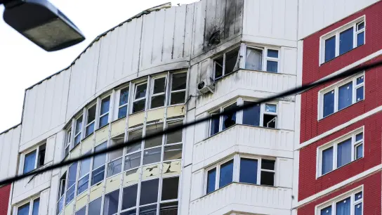 Ein Wohnhaus, das Berichten zufolge durch eine ukrainische Drohne beschädigt wurde. (Foto: Uncredited/AP)