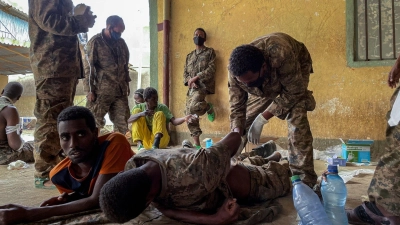 Mitglieder der Äthiopischen Streitkräfte wurden von Tigray-Kräften gefangen genommen und in einem Gefängnis als Kriegsgefangene festgehalten. (Foto: Uncredited/AP/dpa)