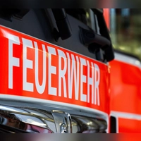 Rund 200 Einsatzkräfte bekämpfen den Brand auf einem Bauernhof im oberbayerischen Gmund am Tegernsee. (Symbolbild) (Foto: Soeren Stache/dpa)