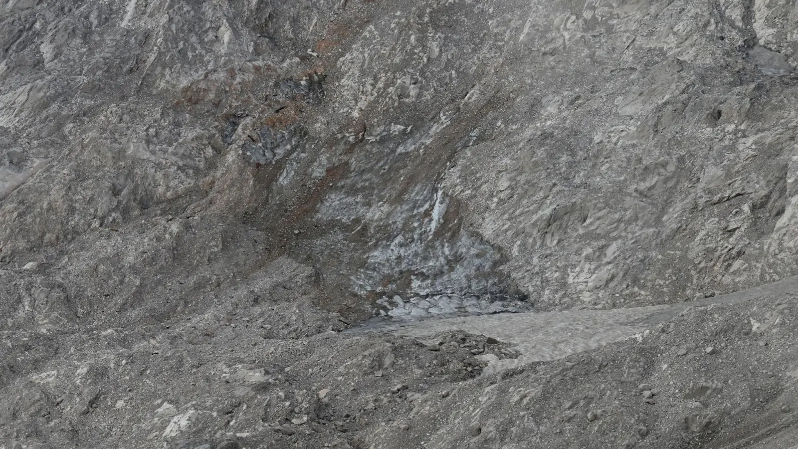 Steine und Geröll überdecken das Blankeis des südlichen Schneeferners in Bayern. (Foto: Angelika Warmuth/dpa)