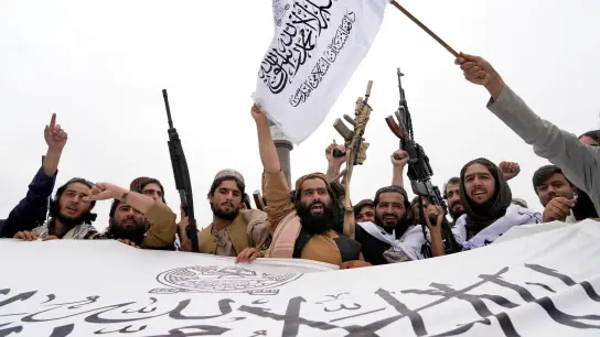Taliban-Kämpfer in Kabul: Die Islamisten weisen die Vorwürfe als „Propaganda“ und „unwahr“ zurück. (Foto: Ebrahim Noroozi/AP/dpa)