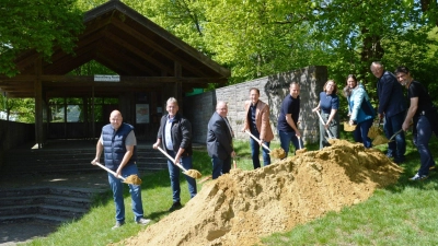 Beim symbolischen Spatenstich für die Neugestaltung des Kioskbereichs am Gipfelareal des Hesselbergs (von links): Planer Christian Ertl, die Bürgermeister Friedrich Steinacker (Ehingen), Karl Fickel (Gerolfingen) und Stefan Ultsch (Wassertrüdingen), Bauleiter Michael Holzschuh, Anuschka Hörr vom Regionalmanagement der Entwicklungsgesellschaft Region Hesselberg, Sandra Reichert vom Touristikverband Hesselberg und die Bürgermeister Werner Leibrich (Wittelshofen) und Martin Schachner (Röckingen). (Foto: Peter Tippl)