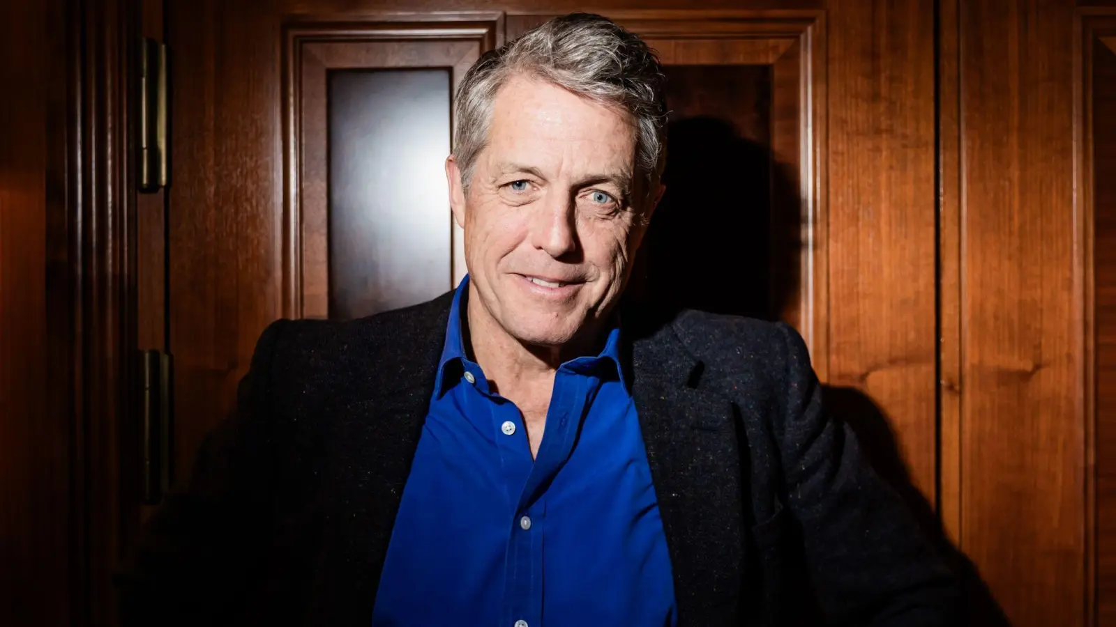  Hugh Grant wird 65 Jahre alt. (Foto: Christoph Soeder/dpa)