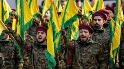 Hisbollah-Kämpfer bei einer früheren Beerdigung eines hochrangigen Hisbollah-Kommandeurs. (Archivbild) (Foto: Hussein Malla/AP/dpa)