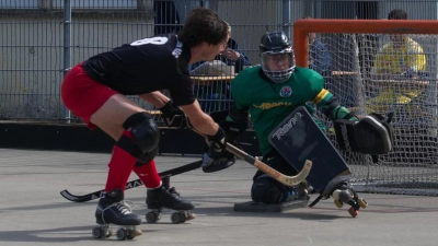 Fabian Nonn versucht hier, den gegnerischen Torhüter zu bezwingen. Er erzielte am ersten Spieltag insgesamt elf Tore für die SG Konstanz/Ansbach. (Foto: Natalie Uhl)