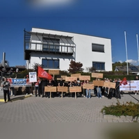 Ungewohnt laut wurde es am Mittwochmittag vor den Werkstoren der Firma Schunk Gerhard Carbon Technology GmbH in Obernzenn: Über 40 Personen kritisierten den Umgang der Arbeitgeberseite mit den Mitarbeitenden. Zum Jahresende wird der Betrieb eingestellt. (Foto: Yvonne Neckermann)
