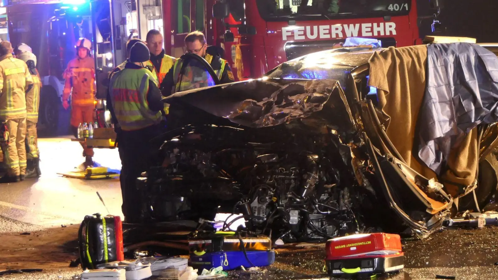 Der 49-Jährige wird bei dem Unfall in seinem Wagen eingeklemmt und stirbt.  (Foto: Christian Licha/dpa)