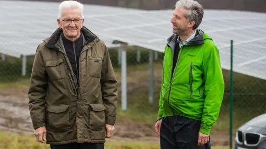 Ministerpräsident Winfried Kretschmann (l) und Boris Palmer bei einem Treffen im April 2022. (Foto: Christoph Schmidt/dpa)