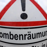 Wegen einer Bombenentschärfung wird am Dienstagabend auch vorübergehend die Bahnlinie zwischen Augsburg und Ulm gesperrt. (Symbolbild) (Foto: Friso Gentsch/dpa)