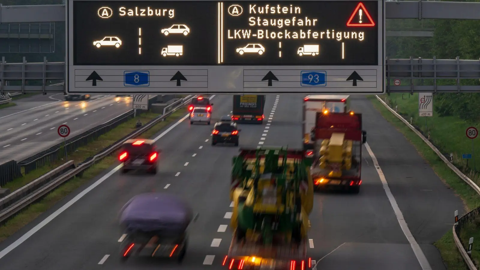 Ein Verkehrsschild mit der Aufschrift „Kufstein Staugefahr LKW-Blockabfertigung“ steht auf der A8. (Foto: Peter Kneffel/dpa/Archivbild)