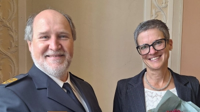 Polizeipräsident Adolf Blöchl begrüßt Cora Miguletz offiziell als neue Dienststellenleiterin der Kriminalpolizeiinspektion Ansbach. (Foto: Daniela Ramsauer)