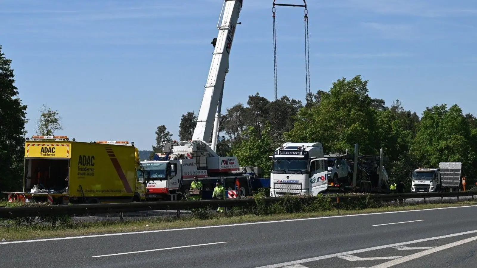 Die Bergung auf der A6 war aufwendig und dauerte etliche Stunden. (Foto: Wolfgang Grebenhof)