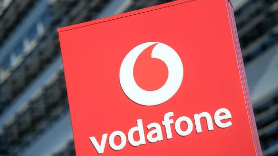 Das Vodafone-Logo vor der Deutschland-Zentrale des Unternehmens in Düsseldorf. (Foto: Federico Gambarini/dpa)
