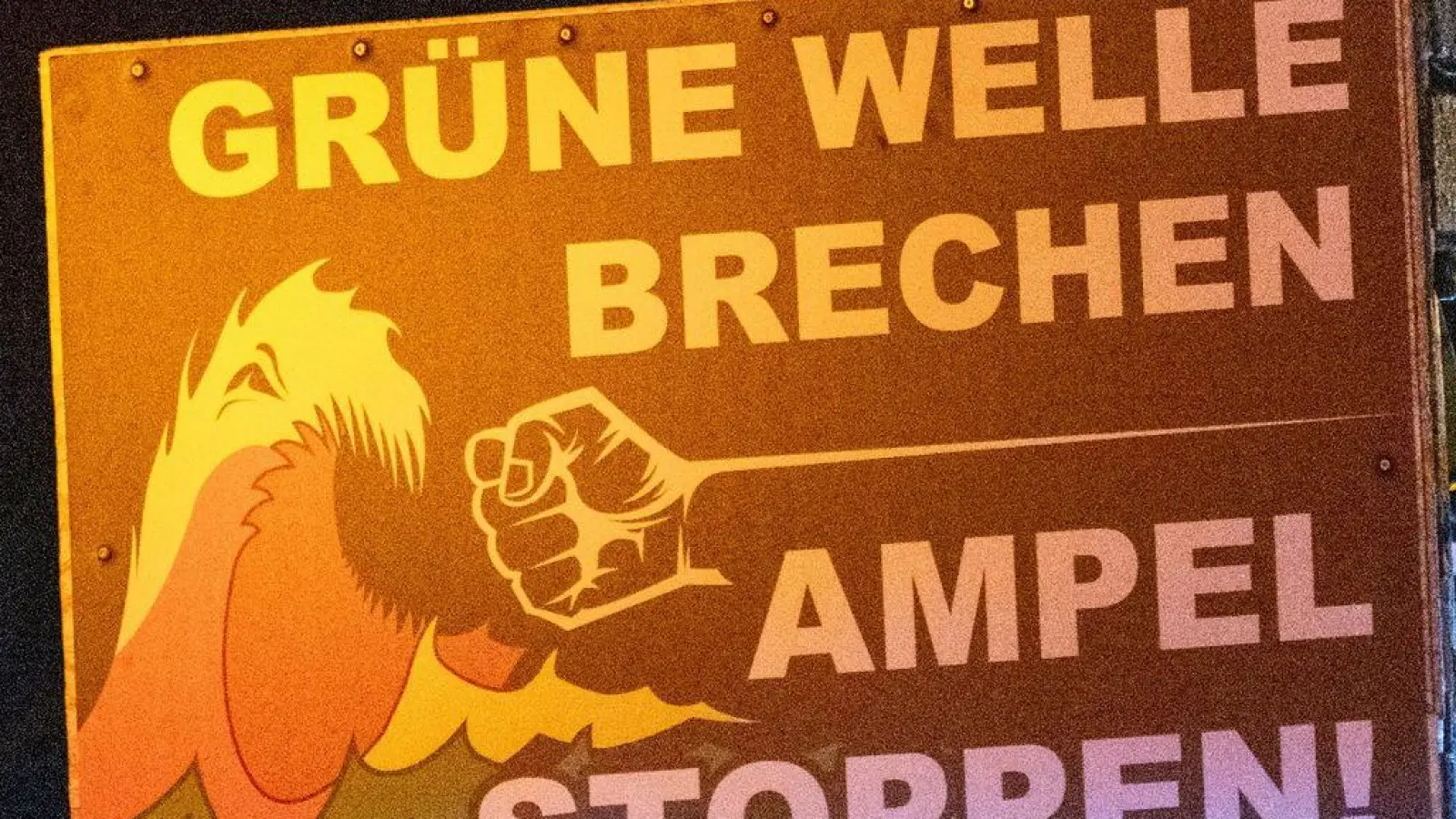 Plakat mit der Aufschrift „Grüne Welle brechen - Ampel stoppen“ während eines Bauernprotestes. (Foto: Stefan Sauer/dpa)