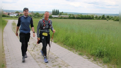 Jörn Schlag (links) und Andreas Dietrich kamen auf ihrer Route durch Deutschland auch am Fuße des Petersbergs in Marktbergel vorbei. (Foto: Stefan Neidl)
