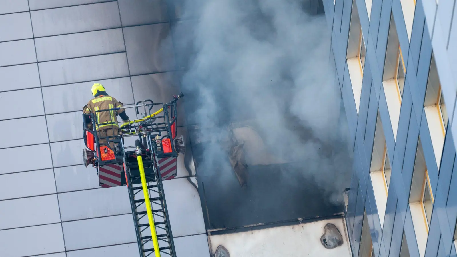 Am Freitagmorgen standen Wohnungen in zwei Berliner Hochhäusern in Flammen.   (Foto: Christophe Gateau/dpa)