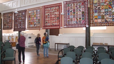Im Kirchenraum von Sankt Paul hingen die riesigen „Gildelizzy“-Quilts. Vorlage dafür war der „Granny’s 1930 Sampler“, der Quilt aus dem Buch „Lizzy Albright and the Attic Window“. (Foto: Jasmin Kiendl)