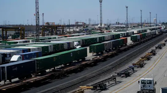 Güterzugwaggons stehen in einem Bahnhof in Kalifornien. (Foto: Ashley Landis/AP/dpa)