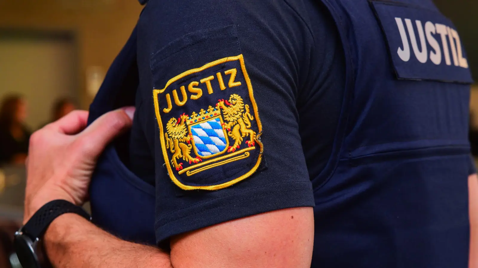 Beim Doppelmord-Prozess mussten in der Verhandlungspause weitere Justizvollzugsbeamte hinzugeholt werden, um Streit zu schlichten. (Foto: Irmeli Pohl)