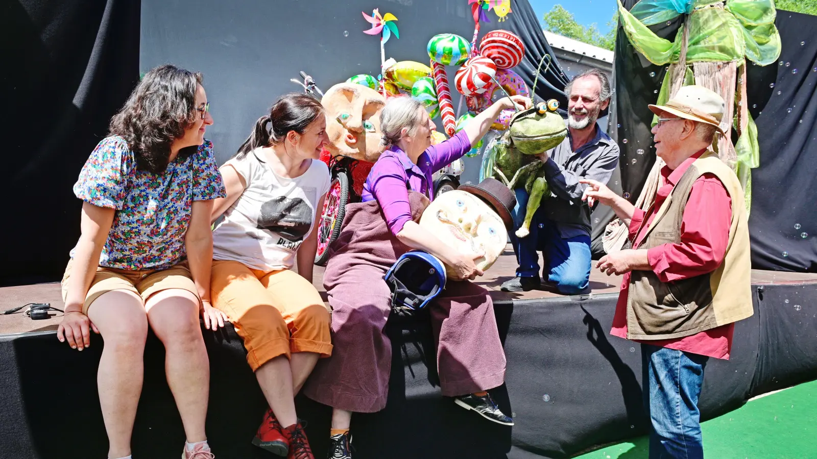 Das Kopfüber-Team bei der Probe zu „Pinocchio“ (von links), Tatjana Depperschmidt, Atischeh Hannah Braun, Claudia Kucharski, Konstantin Grosman und Werner Müller. (Foto: Jim Albright)