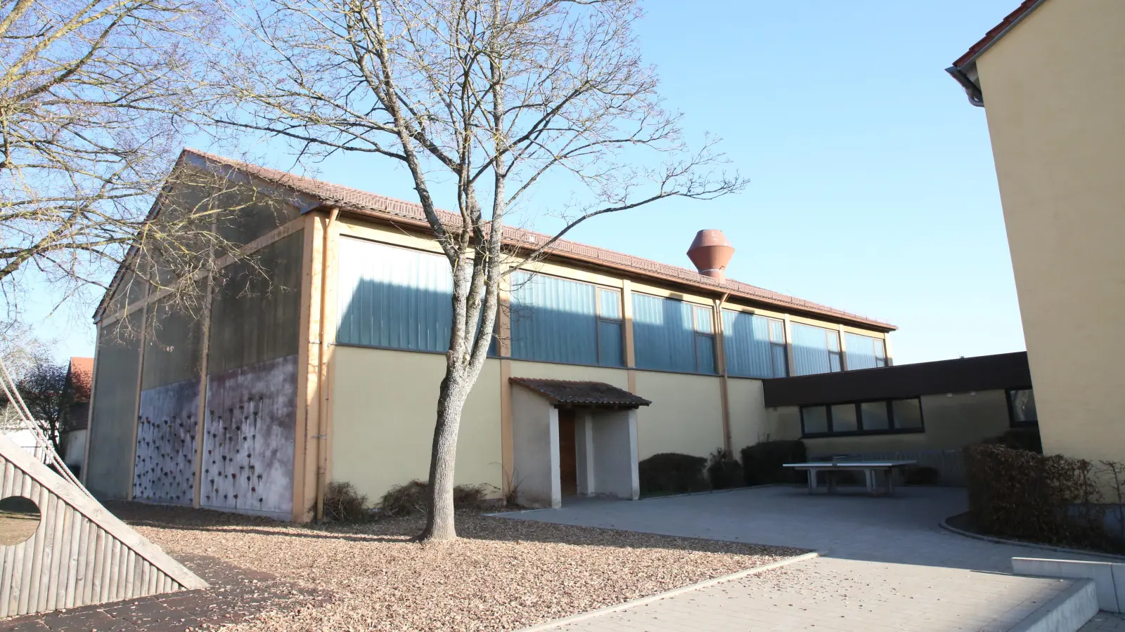 Die Sanierung der Mehrzweckhalle Flachslanden soll heuer begonnen werden. Auch ein Anbau zwischen Mehrzweckhalle und Schulgebäude ist geplant. (Foto: Alexander Biernoth)