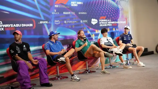 Fernando Alonso (l) und Sebastian Vettel sitzen bei der Pressekonferenz zu Großen Preis von Abu Dhabi nebeneinander. (Foto: Hasan Bratic/dpa)
